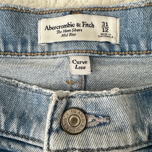 Abercrombie & Fitch Women's Denim Mom Short Curve Love Mid Rise Jeans - Picture 2 of 10